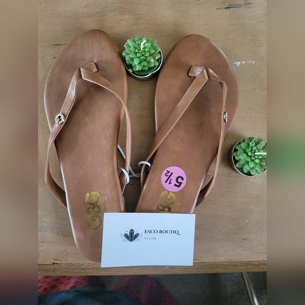 GBG Sandals Size 5 1/2 **NEW**
